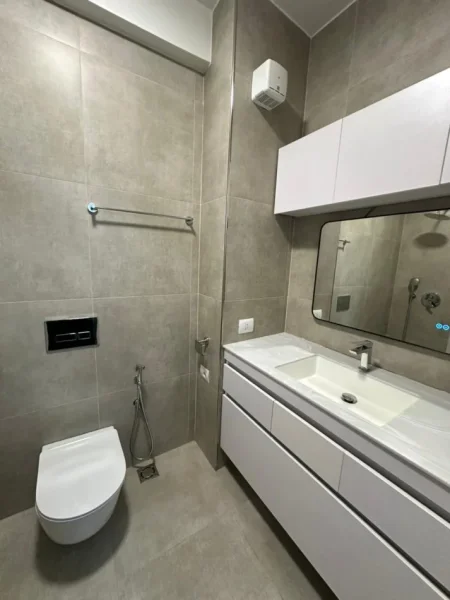 Tirane, jepet me qera apartament 1+1 Kati 1, 800 € (Komuna e Parisit)