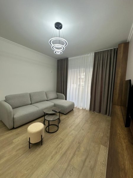 Tirane, jepet me qera apartament 1+1 Kati 1, 800 € (Komuna e Parisit)