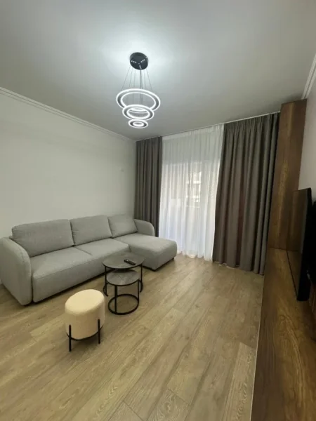 Tirane, jepet me qera apartament 1+1 Kati 1, 800 € (Komuna e Parisit)