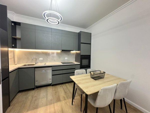 Tirane, jepet me qera apartament 1+1 Kati 1, 800 € (Komuna e Parisit)