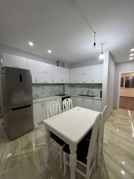 Tirane, jepet me qera apartament 2+1+Ballkon Kati 8, 95 m² 500 € 