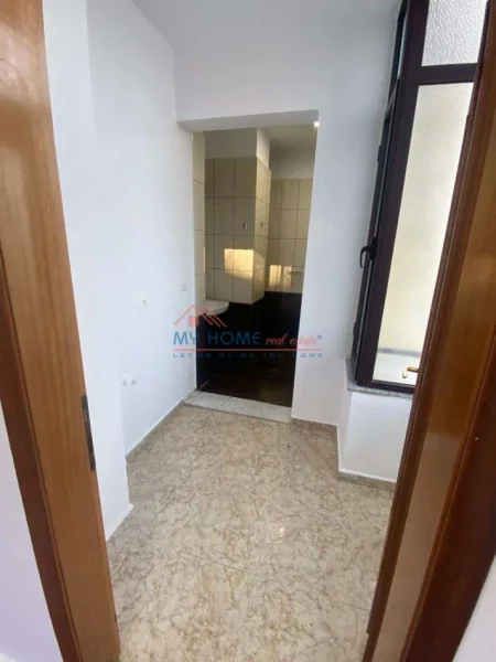 Tirane, jepet me qera zyre Kati 4, 120 m² 1.500 € (Sheshi Willson)