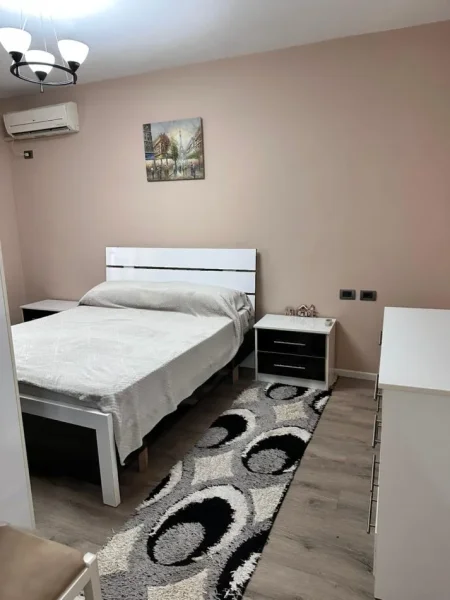 Tirane, jepet me qera apartament 2+1+Ballkon Kati 2, 75 m² 700 € (KOMUNA E PARISIT)