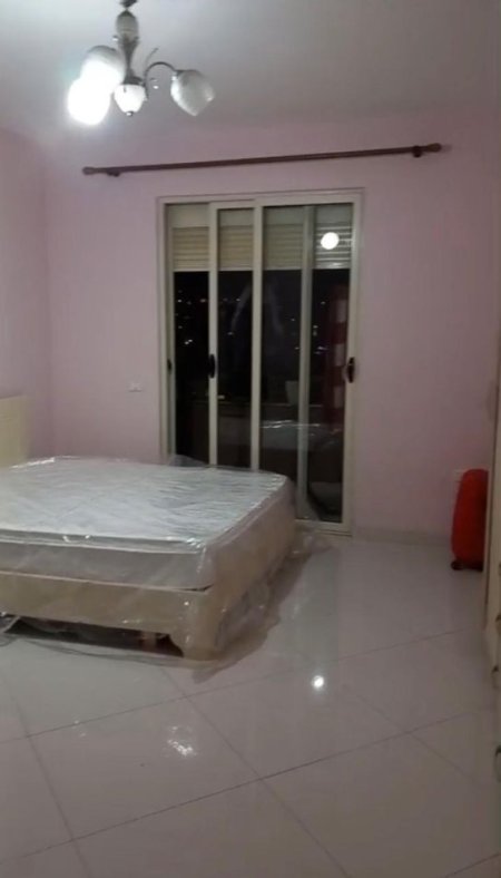 Tirane, jepet me qera apartament 2+1+Ballkon Kati 4, 120 m² 500 € 