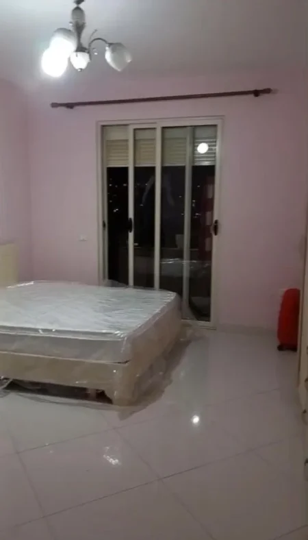 Tirane, jepet me qera apartament 2+1+Ballkon Kati 4, 120 m² 500 € 