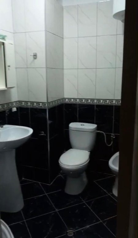 Tirane, jepet me qera apartament 2+1+Ballkon Kati 4, 120 m² 500 € 