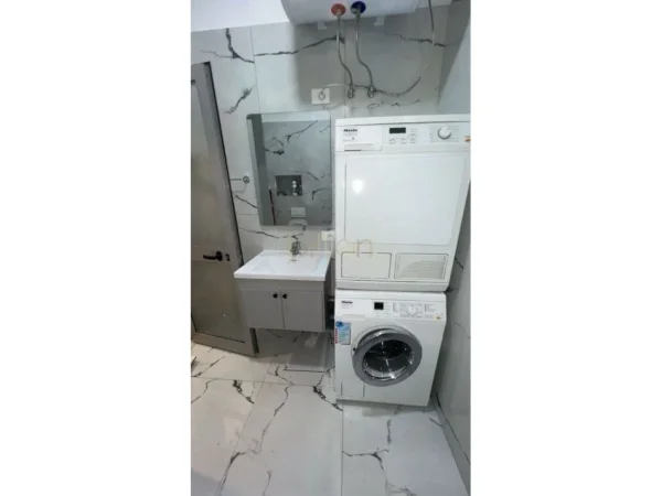 Tirane, jepet me qera 1+1 , 50 m² 600 € (Rruga e Barikadave)