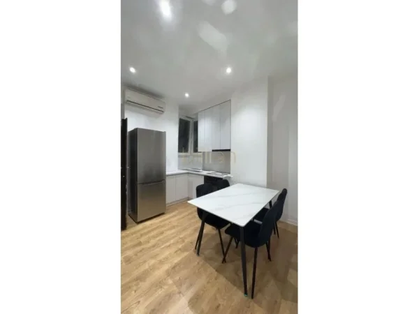 Tirane, jepet me qera 1+1 , 50 m² 600 € (Rruga e Barikadave)