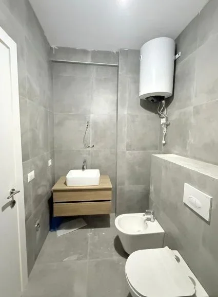 Tirane, shitet apartament 1+1 Kati 3, 59 m² 76.000 € (UNIVERS CITY)