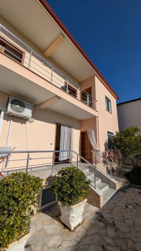 Tirane, jepet me qera shtepi 1+1 Kati 0, 65 m² 300 € (mbas novas)