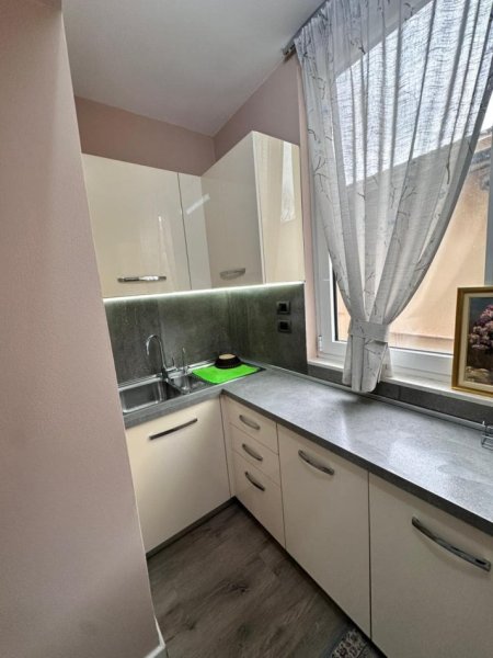 Tirane, jepet me qera apartament 2+1 Kati 2, 75 m² 700 € (Rruga Viktor Eftimiu)