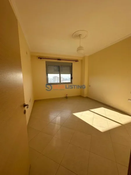 Tirane, jepet me qera apartament 1+1 , 300 € (Kinostudio)