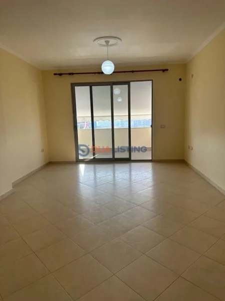 Tirane, jepet me qera apartament 1+1 , 300 € (Kinostudio)