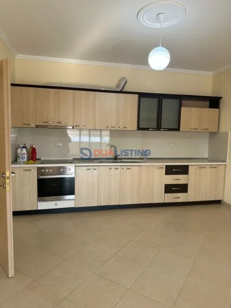 Tirane, jepet me qera apartament 1+1 , 300 € (Kinostudio)