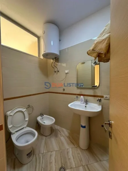 Tirane, jepet me qera apartament 1+1 , 300 € (Kinostudio)