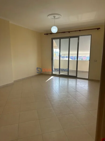 Tirane, jepet me qera apartament 1+1 , 300 € (Kinostudio)