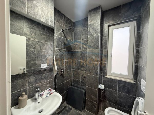 Tirane, jepet me qera apartament 2+1+Ballkon Kati 5, 80 m² 800 € (Rruga e Dibres)
