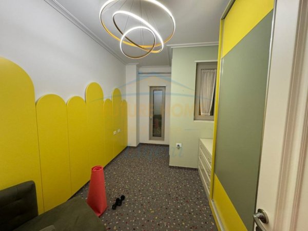 Tirane, jepet me qera apartament 3+1+Ballkon Kati 4, 127 m² 1.500 € (Zogu i Zi)