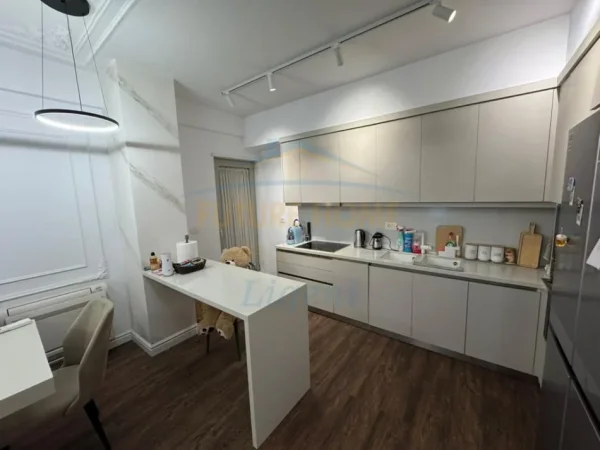 Tirane, jepet me qera apartament 3+1 Kati 4, 127 m² 1.500 € (Zogu i zi)