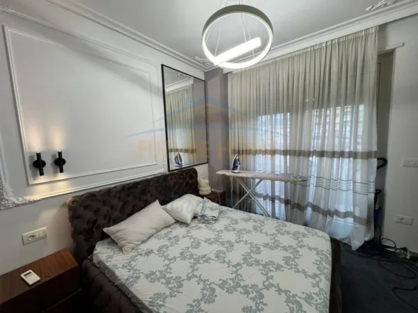Tirane, jepet me qera apartament 3+1 Kati 4, 127 m² 1.500 € (Zogu i zi)