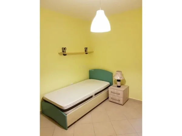 Tirane, jepet me qera apartament 2+1 Kati 4, 94 m² 680 € (Rruga e Barrikadave)