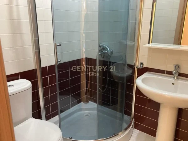 Tirane, jepet me qera apartament 2+1 Kati 4, 94 m² 680 € (Rruga e Barrikadave)