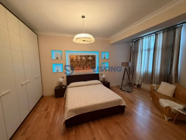 Tirane, jepet me qera apartament 2+1+Ballkon , 124 m² 1.200 € (Komuna e Parisit)