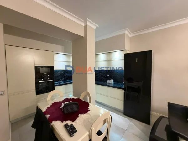 Tirane, jepet me qera apartament 2+1+Ballkon , 124 m² 1.200 € (Komuna e Parisit)