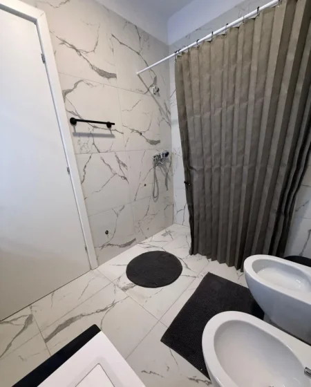 Tirane, jepet me qera apartament 2+1 Kati 1, 84 m² 550 € (univers city)