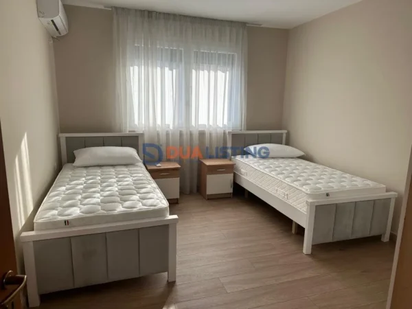 Tirane, jepet me qera apartament 2+1 , 600 € (Rruga Elbasanit)
