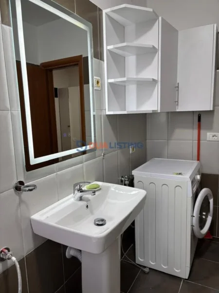 Tirane, jepet me qera apartament 2+1 , 600 € (Rruga Elbasanit)