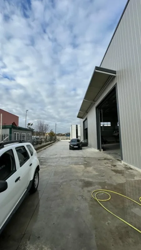 Tirane, jepet me qera magazine , 1.420 m² 900.000 € (KOMBINAT)