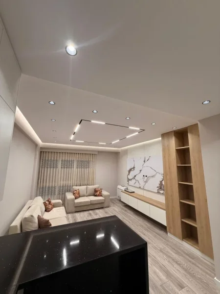 Tirane, jepet me qera apartament 1+1 Kati 2, 600 € (astir)