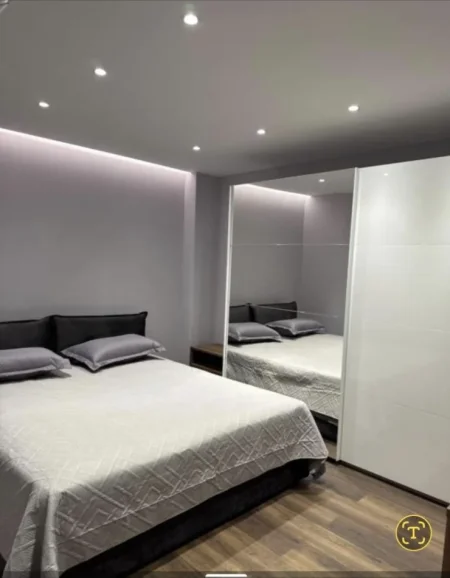 Tirane, jepet me qera apartament 1+1 Kati 1, 700 € (staconi trenit)