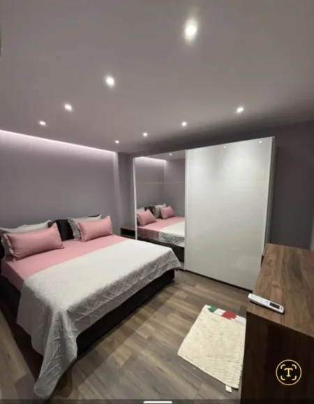 Tirane, jepet me qera apartament 1+1 Kati 1, 700 € (staconi trenit)