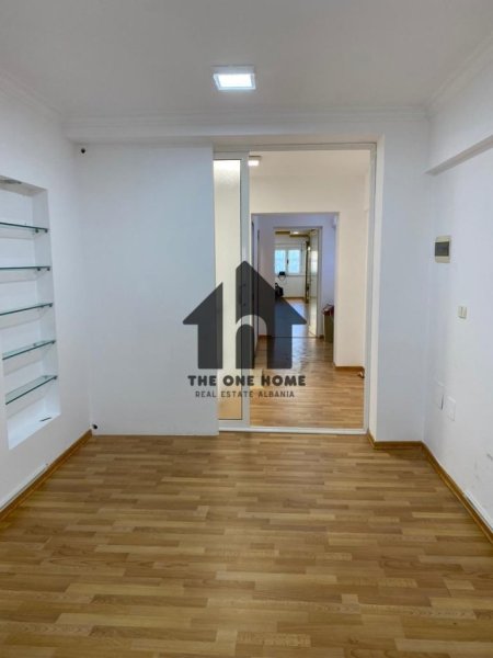 Tirane, jepet me qera ambjent biznesi Kati 2, 120 m² 1.500 € (Piaca - Qender)