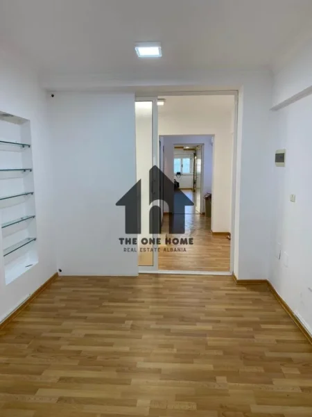 Tirane, jepet me qera ambjent biznesi Kati 2, 120 m² 1.500 € (Piaca - Qender)