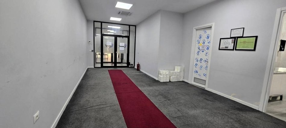Tirane, jepet me qera zyre Kati 1, 452 m² 5.000 € (RR. HOXHA TAHSIM)