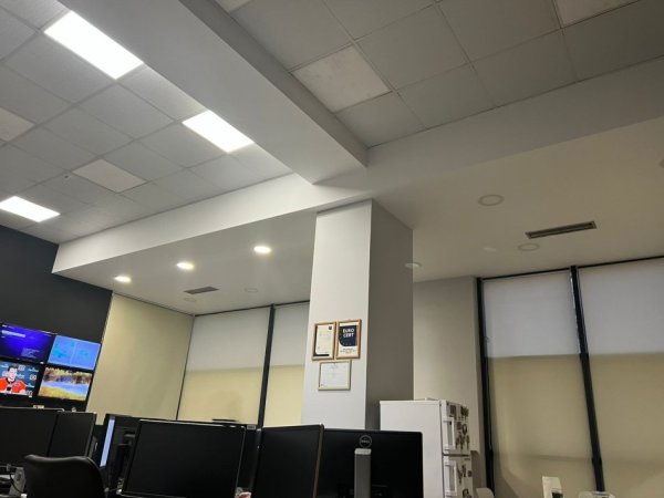 Tirane, jepet me qera zyre Kati 1, 108 m² 1.200 € (KOMUNA E PARISIT)