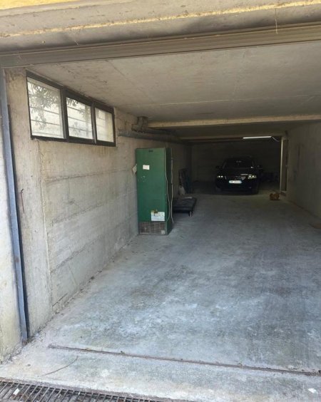 Tirane, jepet me qera magazine Kati -1, 180 m² 400 € (Kombinat)