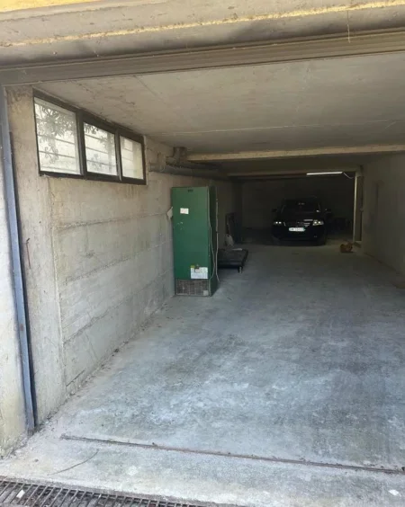 Tirane, jepet me qera magazine Kati -1, 180 m² 400 € (Kombinat)