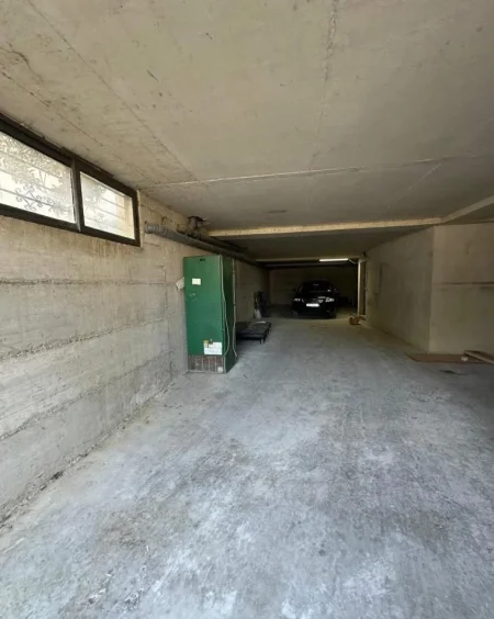 Tirane, jepet me qera magazine Kati -1, 180 m² 400 € (Kombinat)