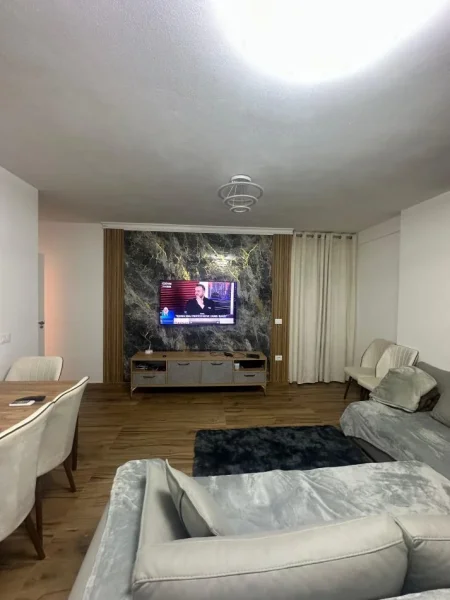 Tirane, jepet me qera apartament 1+1+Ballkon Kati 5, 78 m² 550 € (Rruga 5 Maji)
