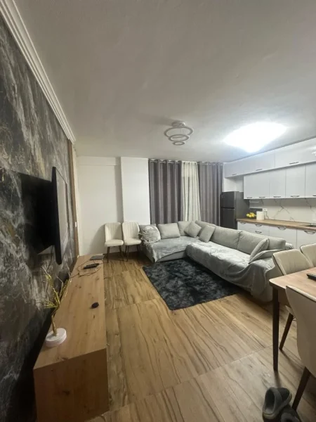 Tirane, jepet me qera apartament 1+1+Ballkon Kati 5, 78 m² 550 € (Rruga 5 Maji)