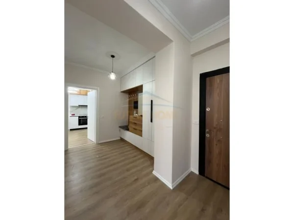 Tirane, jepet me qera apartament 2+1+Post Parkimi  Kati 5, 93 m² 650 € (URBAN GATE)