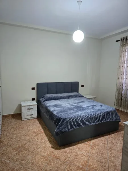 Tirane, jepet me qera apartament 1+1 , 70 m² 450 € (stacioni trenit)