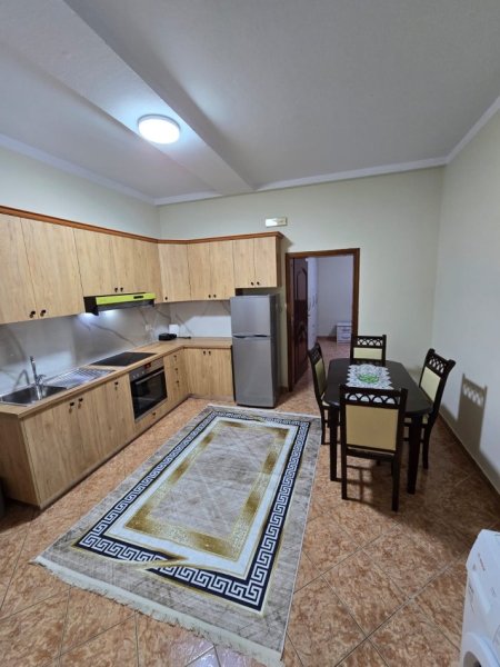 Tirane, jepet me qera apartament 1+1 , 70 m² 450 € (stacioni trenit)