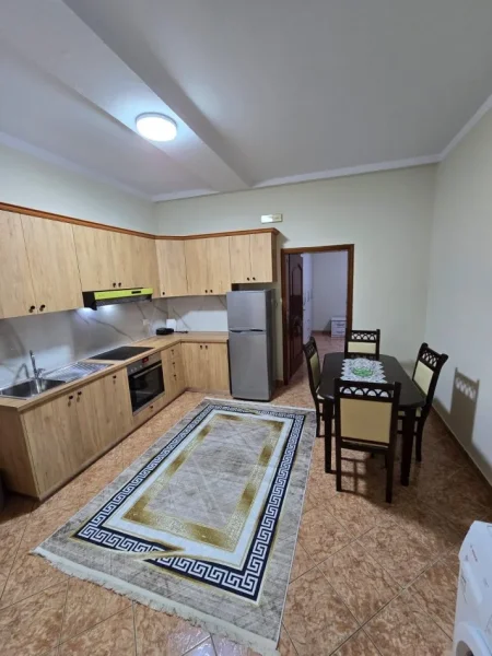 Tirane, jepet me qera apartament 1+1 , 70 m² 450 € (stacioni trenit)