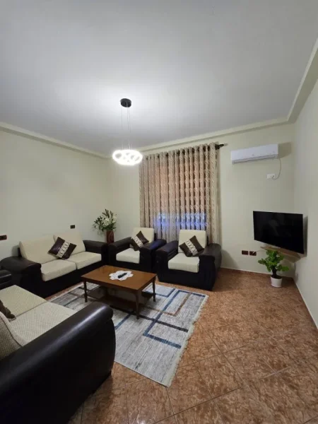 Tirane, jepet me qera apartament 1+1 , 70 m² 450 € (stacioni trenit)