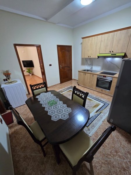 Tirane, jepet me qera apartament 1+1 , 70 m² 450 € (stacioni trenit)